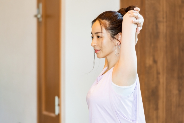 ストレッチをする女性