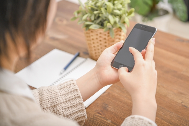 スマホを使用する女性