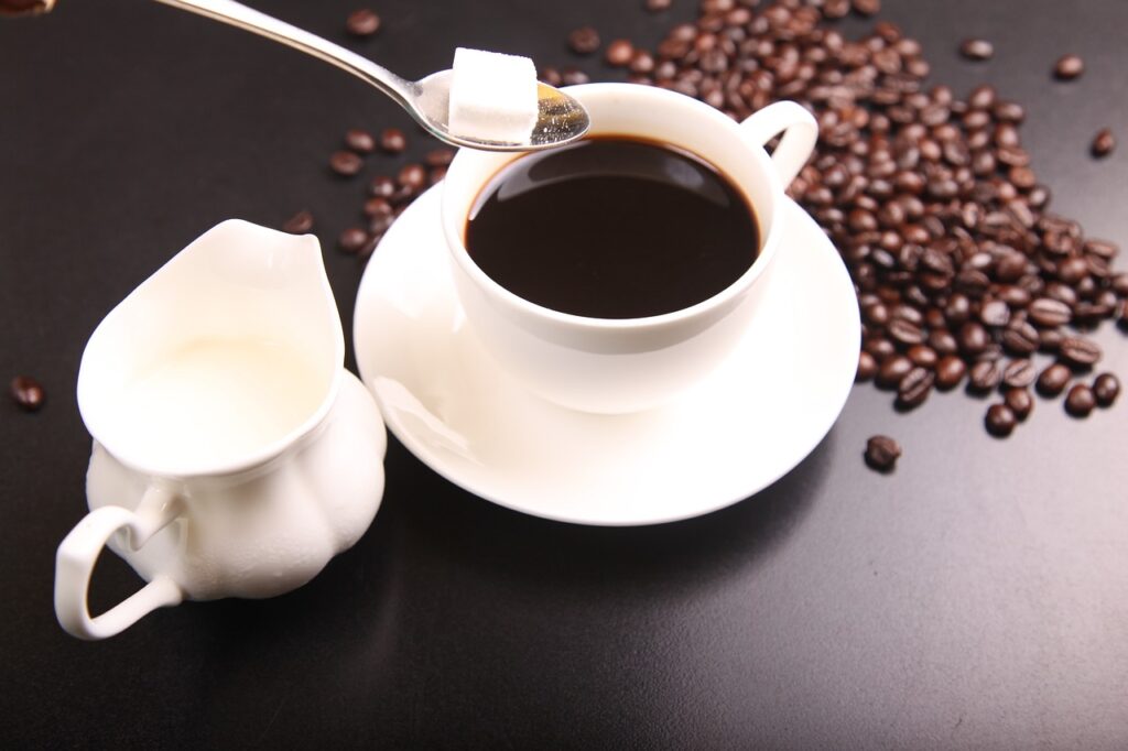 ブラックコーヒーに角砂糖とミルクを入れる