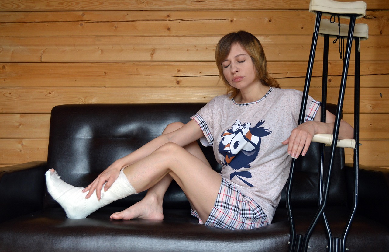 骨折した女性